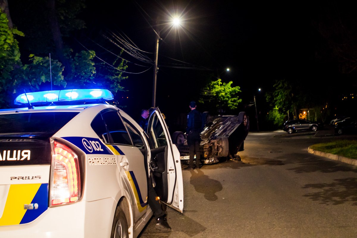 На улице Гусенко перевернулся автомобиль Honda