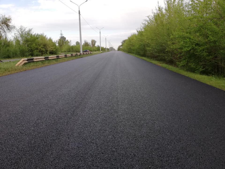 На одном участке дороги сейчас проходит укладка верхнего слоя ЩМА На одном участке дороги сейчас проходит укладка верхнего слоя ЩМА