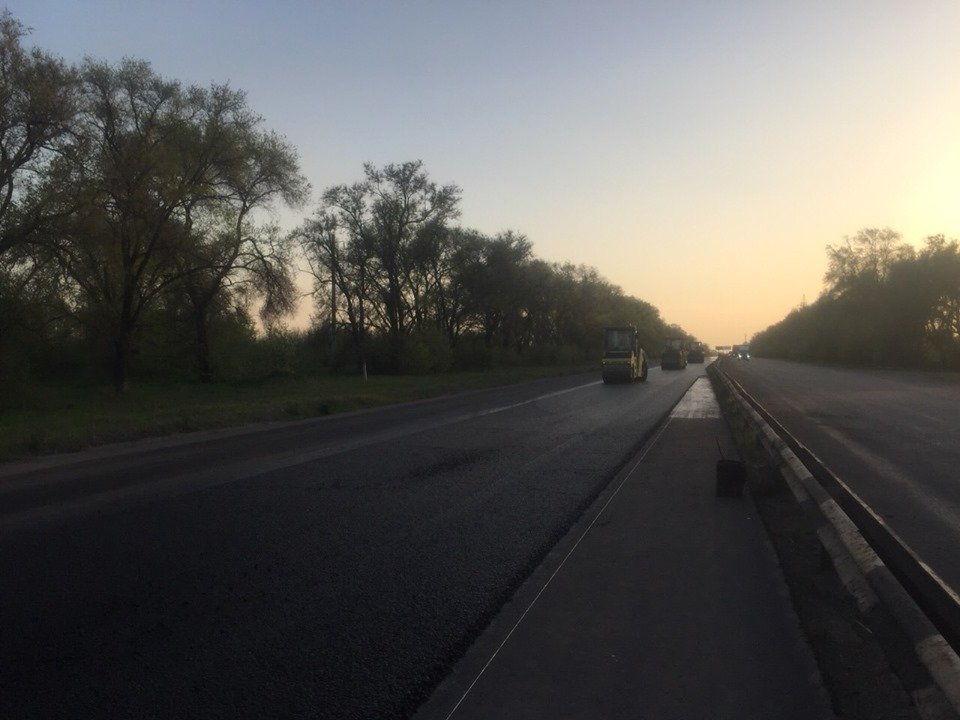 Теперь на данном участке трассы появится качественная дорога толщиной 17 сантиметров и с гарантией на 5 лет. Теперь на данном участке трассы появится качественная дорога толщиной 17 сантиметров и с гарантией на 5 лет.