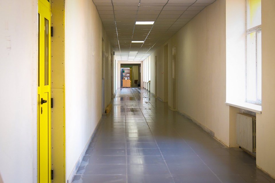 Внутри продолжаются отделочные работы