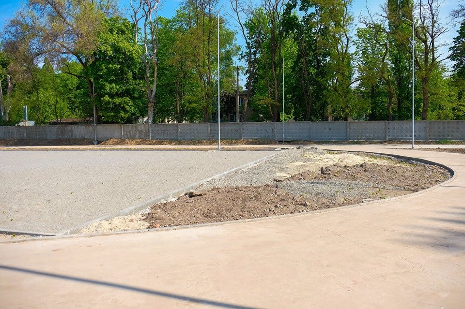 Рядом обустраивают школьный стадион