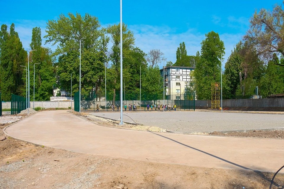 Здесь будут площадки для футбола. баскетбола и волейбола