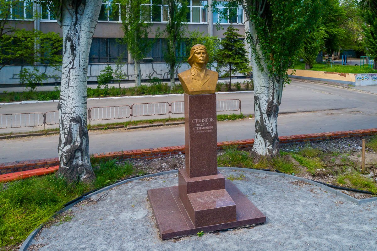 На Столярова находится монумент летчику