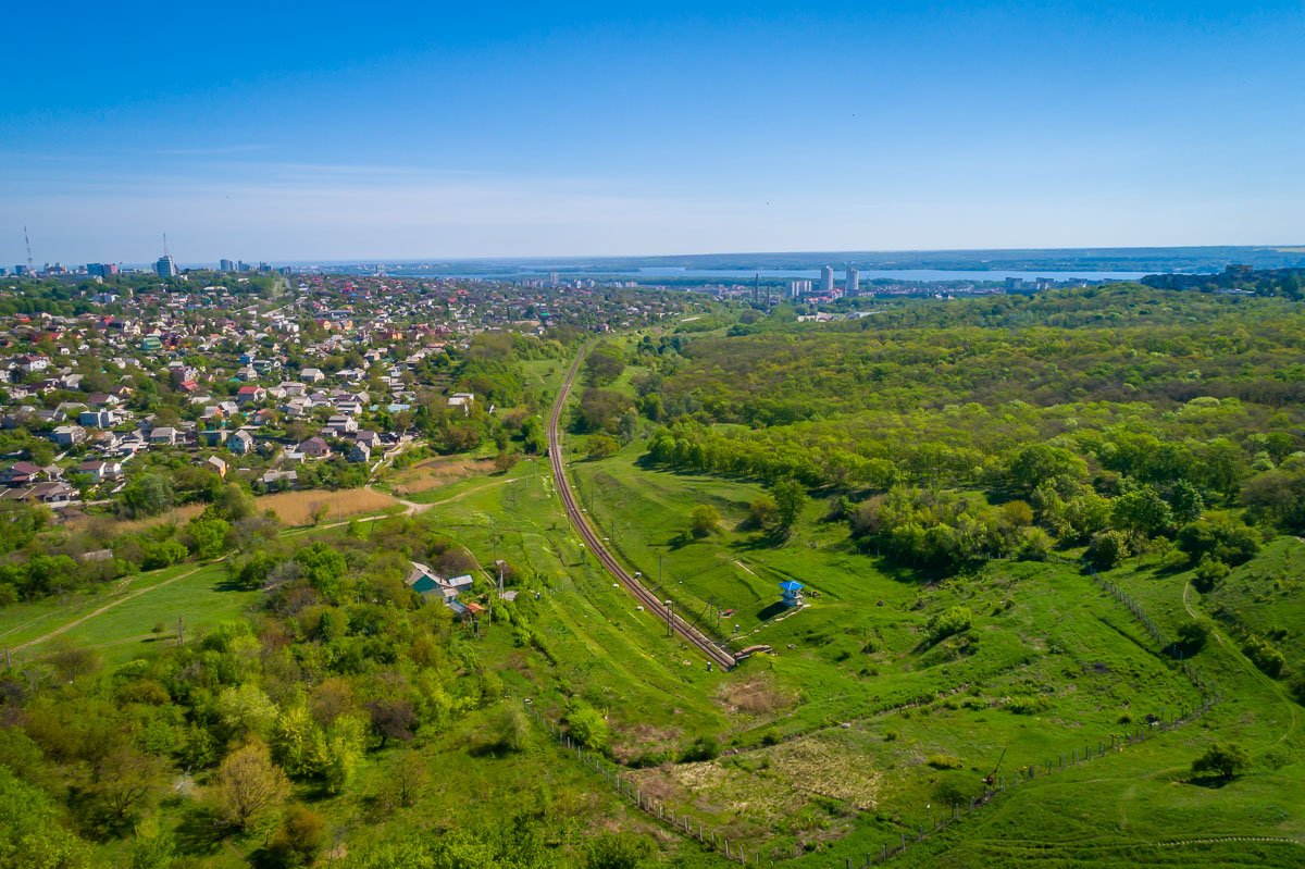 Тоннель врезается в холм