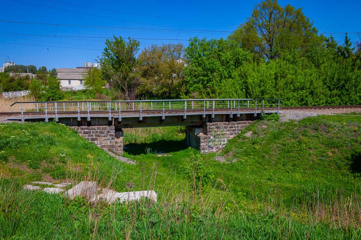 Проходит железная дорога