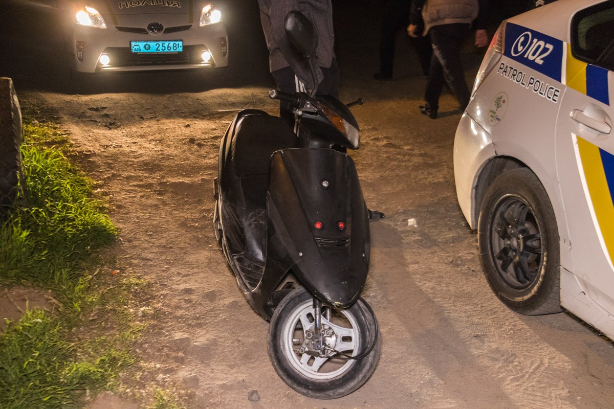 Причиной остановки послужило движение на двухколесном транспортном средстве без шлема