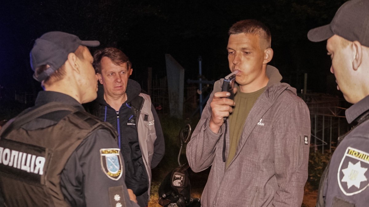 Мотороллер на большой скорости проехал перекресток Донецкого шоссе и улицы Петрозаводской, чем и вызвал внимание патрульных