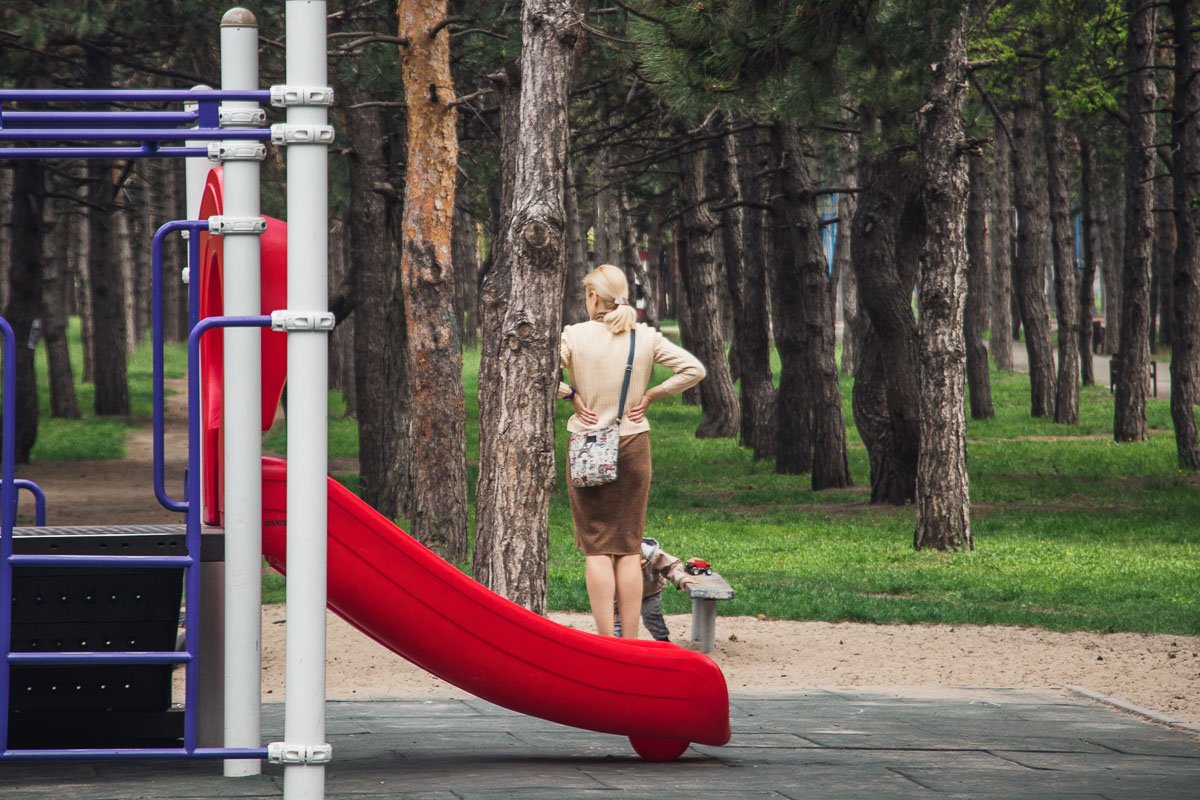 В парке приятно гулять с детьми