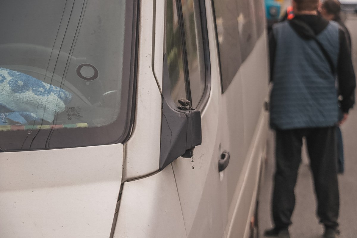 Провод сорвал боковое зеркало маршрутки 