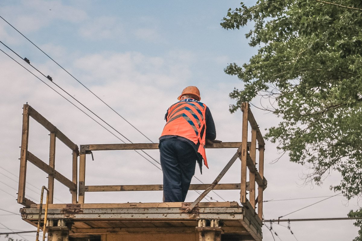 На месте работает аварийная бригада и экипаж полиции 