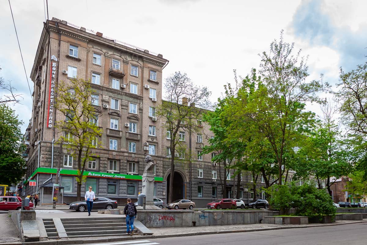 Улица названа в честь писателя Николая Гоголя