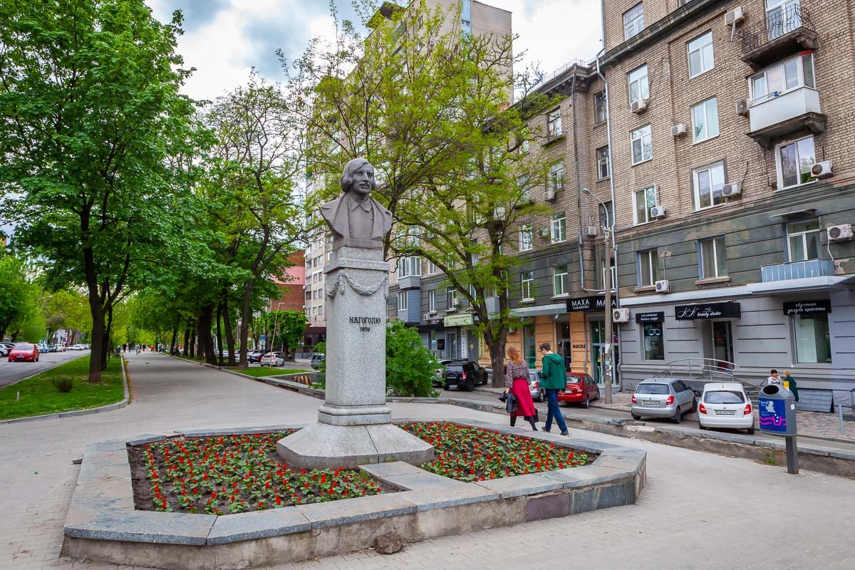 В начале улицы, лицом к проспекту Яворницкого находится памятник Николаю Гоголю