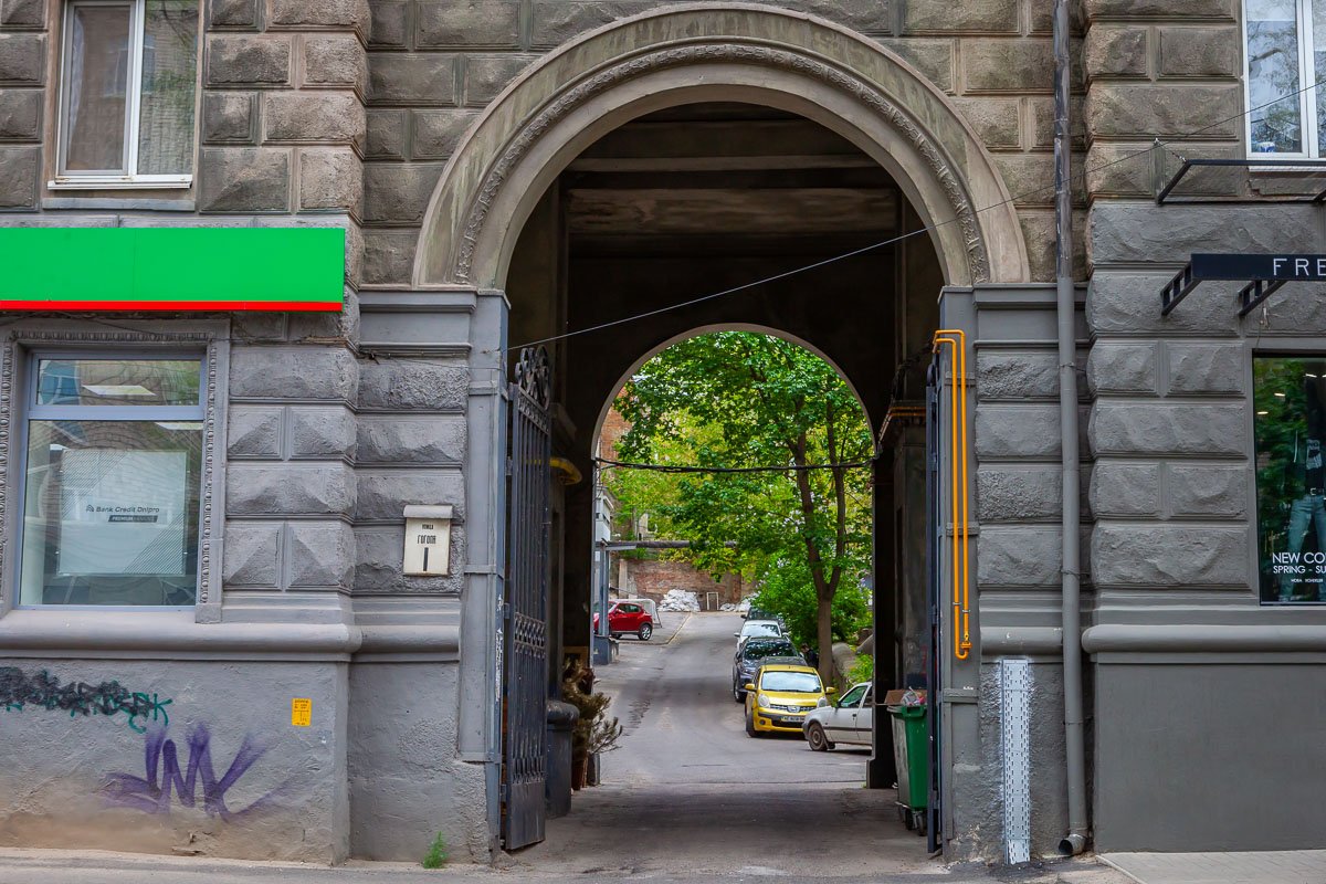 Длина улицы составляет 650 метров, длина бульвара - 30