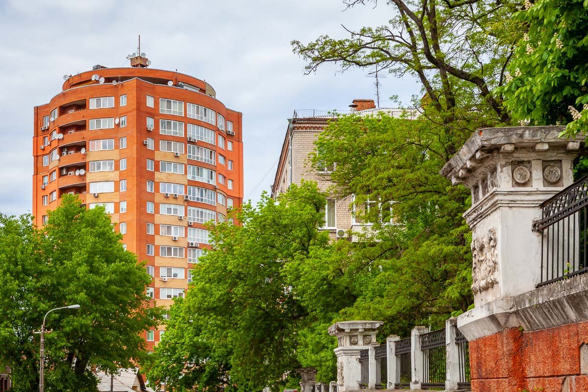 Улица Гоголя полна историческими застройками