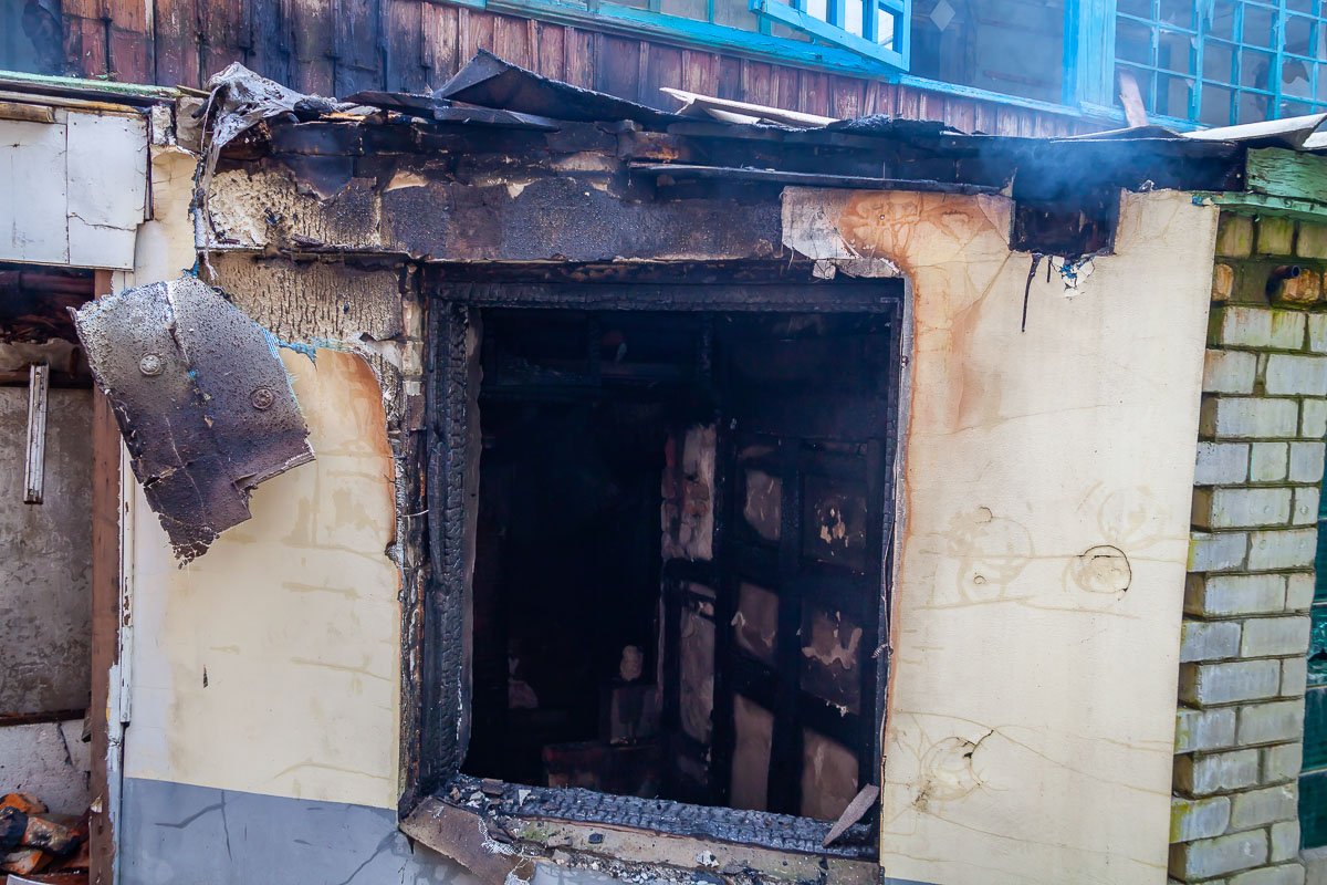 Горели деревянные перекрытия и мусор, в том числе обмотка труб Горели деревянные перекрытия и мусор, в том числе обмотка труб