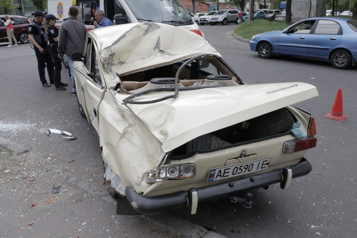 Автомобиль перевернулся Автомобиль перевернулся