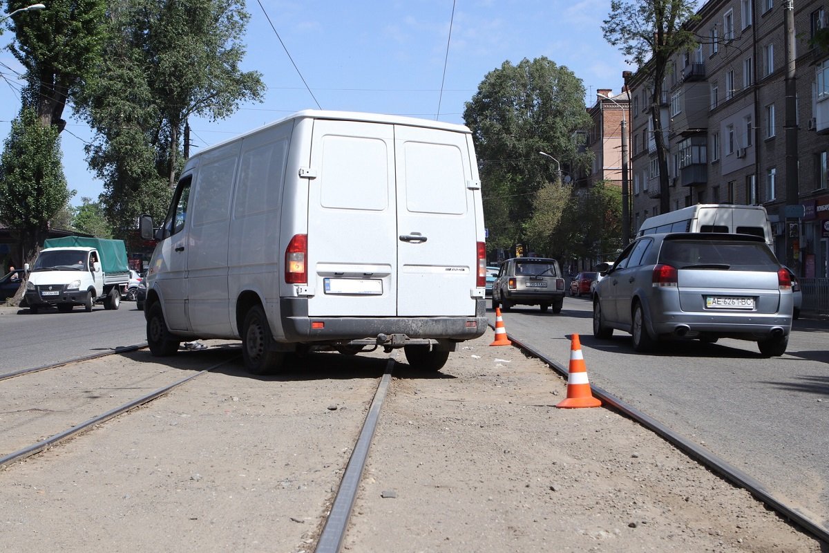 На проспекте Богдана Хмельницкого возле ДК "Шинник" случилась авария На проспекте Богдана Хмельницкого возле ДК "Шинник" случилась авария