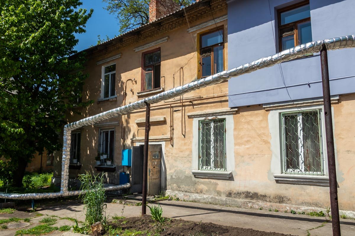 Жильцы в доме на улице Строителей, 3б, постоянно страдают от забитой канализации