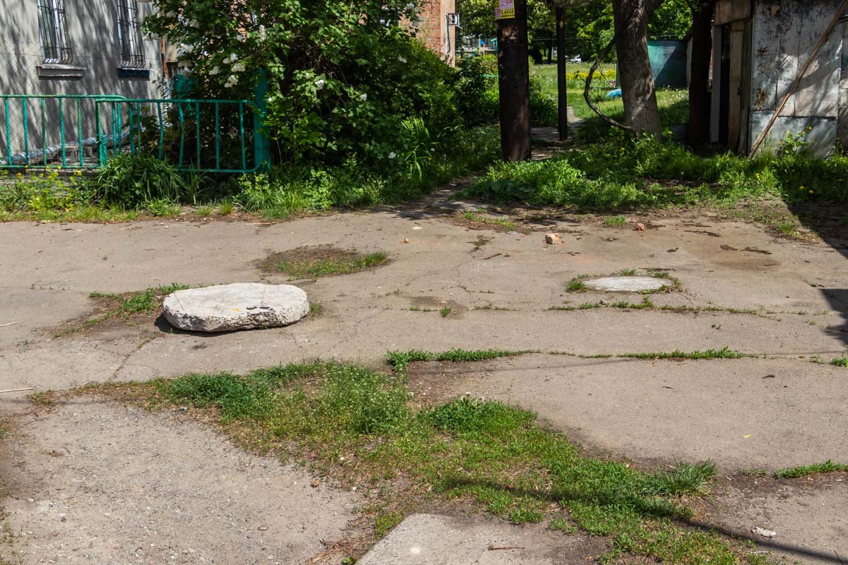 В люках постоянно застаивается вода