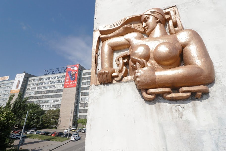 Барельефы останутся на своих местах Барельефы останутся на своих местах