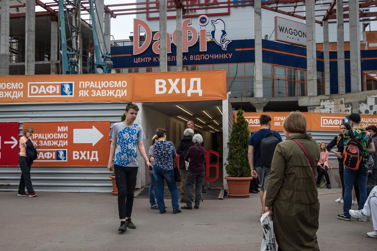 Охране "Дафи" приходится разворачивать у входа десятки людей каждые 5-10 минут