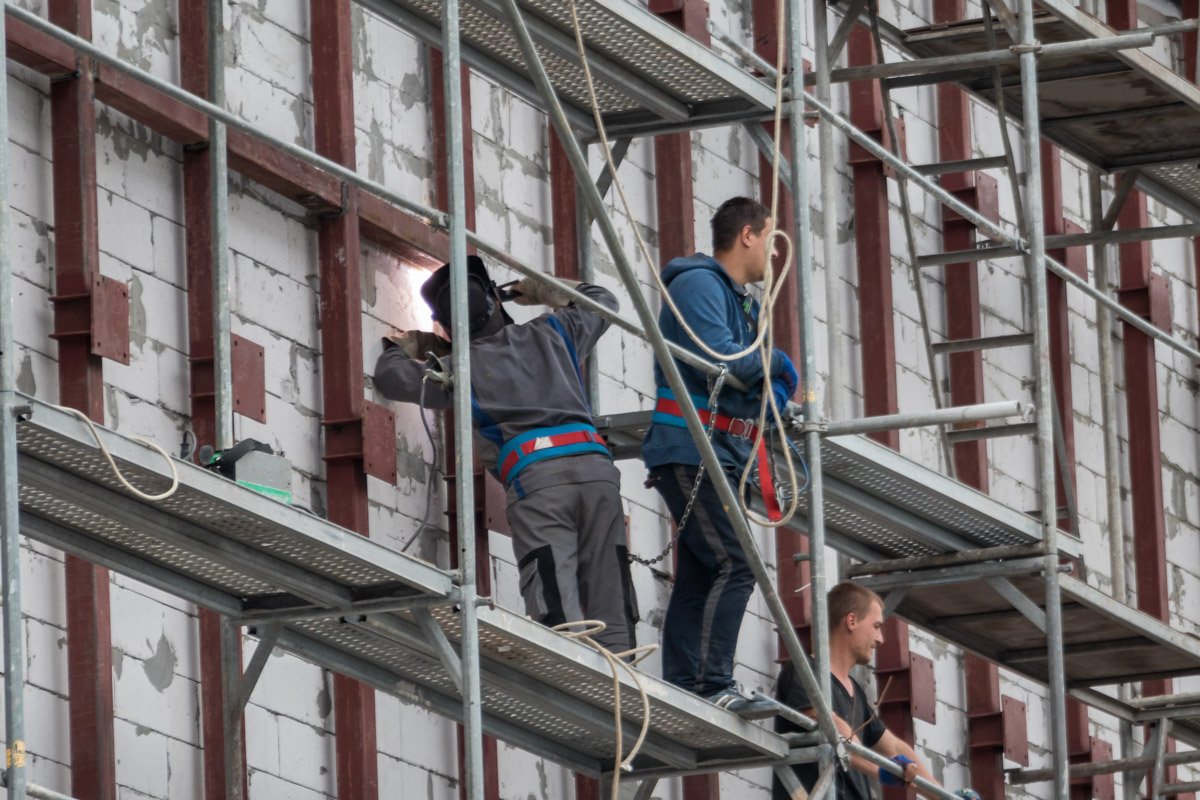 Строители продолжают работать 