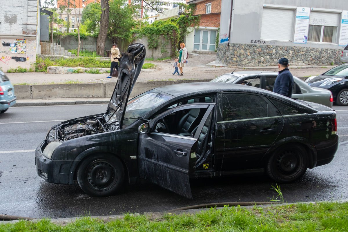 На проспекте Поля на ходу загорелся Opel На проспекте Поля на ходу загорелся Opel