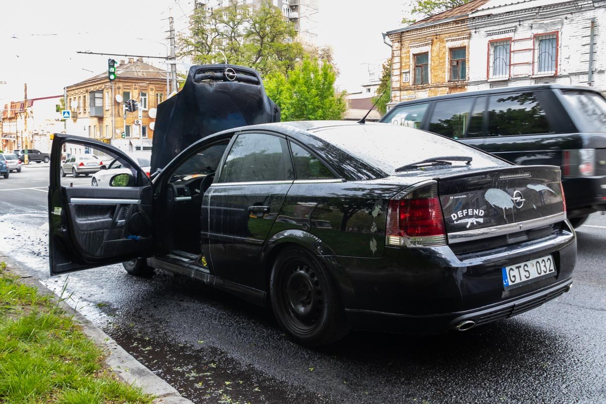 Автомобиль заглох перед перекрестком, а когда мужчина завел его второй раз, он начал гореть Автомобиль заглох перед перекрестком, а когда мужчина завел его второй раз, он начал гореть