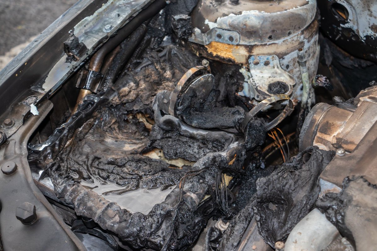 У авто выгорел моторный отсек У авто выгорел моторный отсек