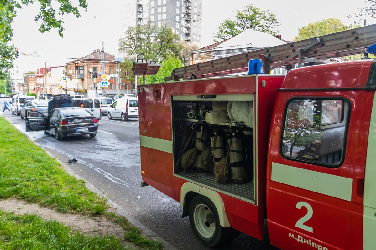 Прибывшие на место спасатели потушили авто за 5 минут Прибывшие на место спасатели потушили авто за 5 минут