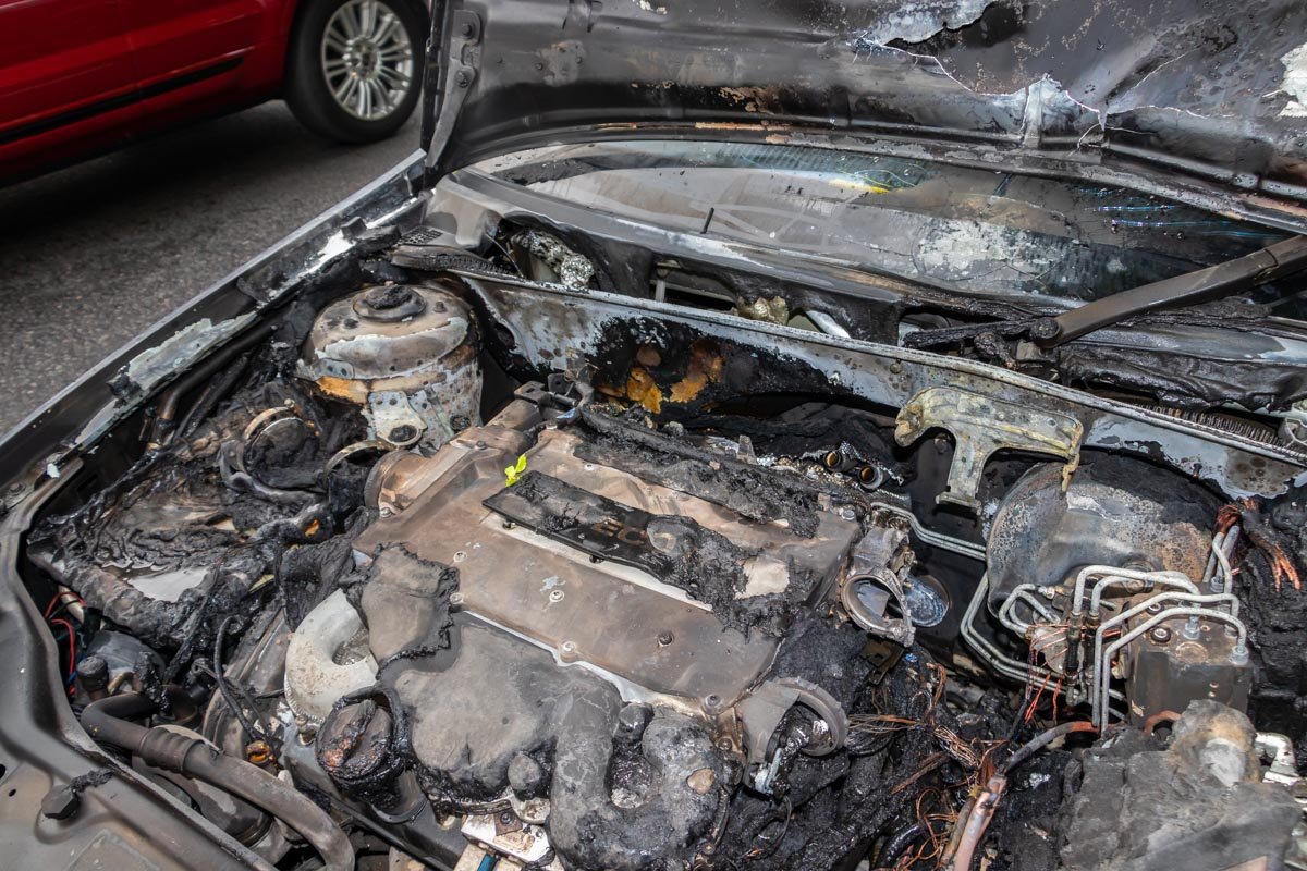 По словам спасателей, вероятной причиной пожара могли стать неполадки с газовой установкой По словам спасателей, вероятной причиной пожара могли стать неполадки с газовой установкой