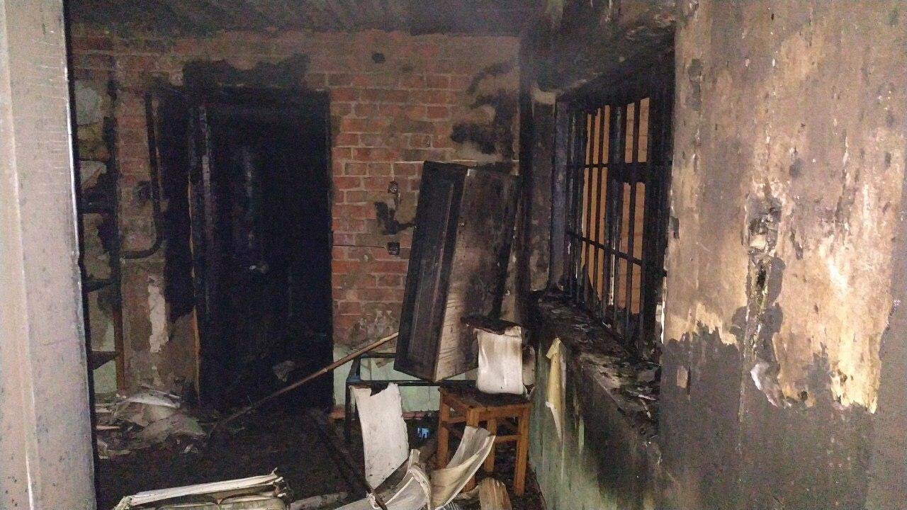 Спасателям потребовалось около 2 часов, чтобы полностью потушить пожар