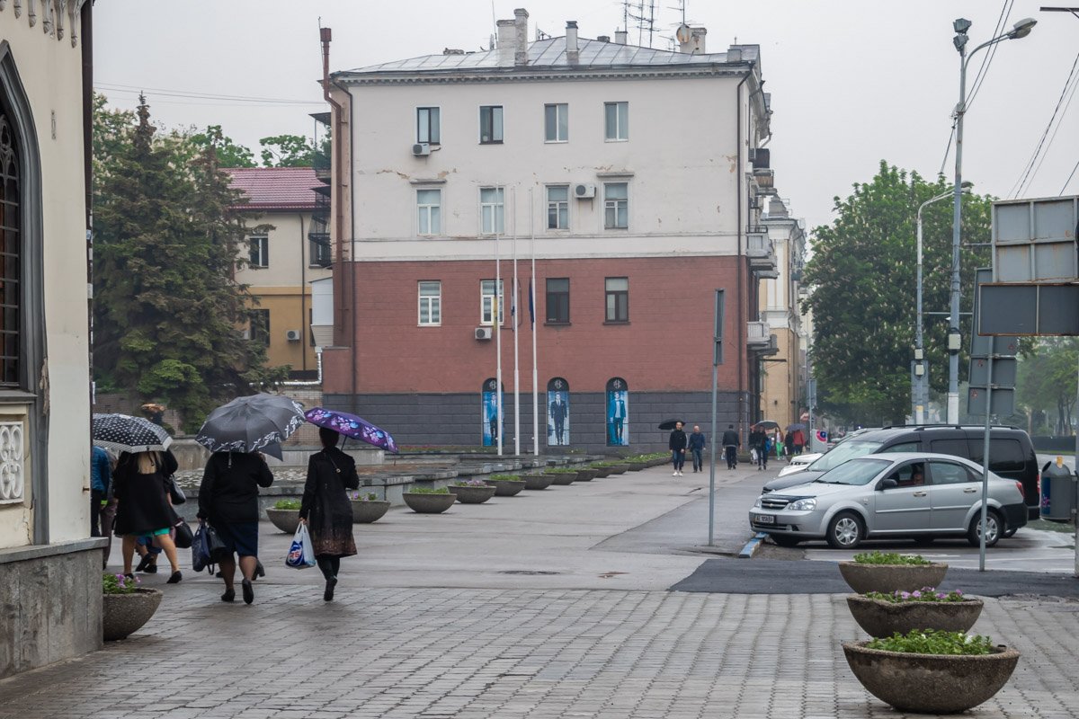 Но большинство людей не особенно хотят выделяться в такой сырой день