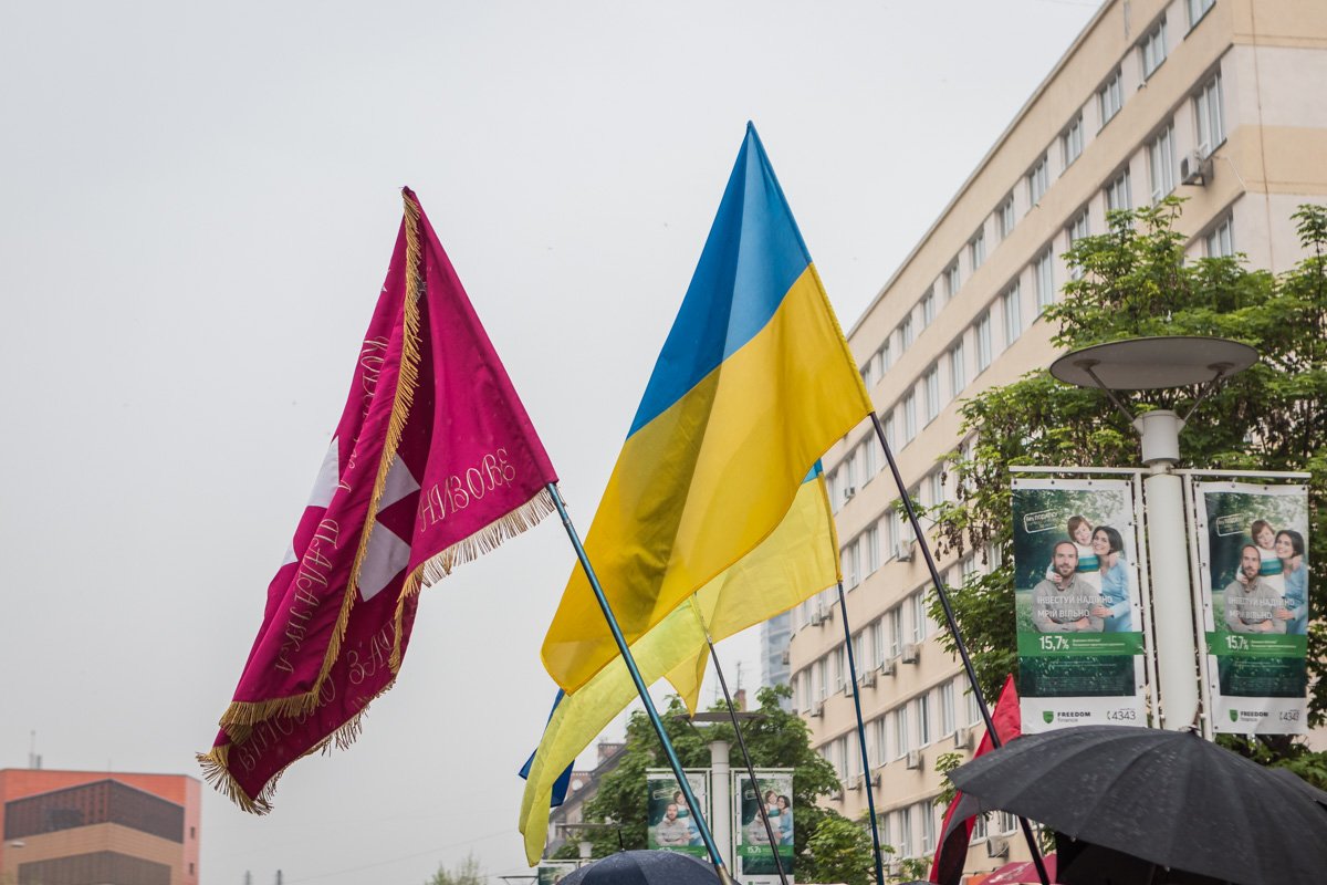 Люди прошли с флагами Люди прошли с флагами