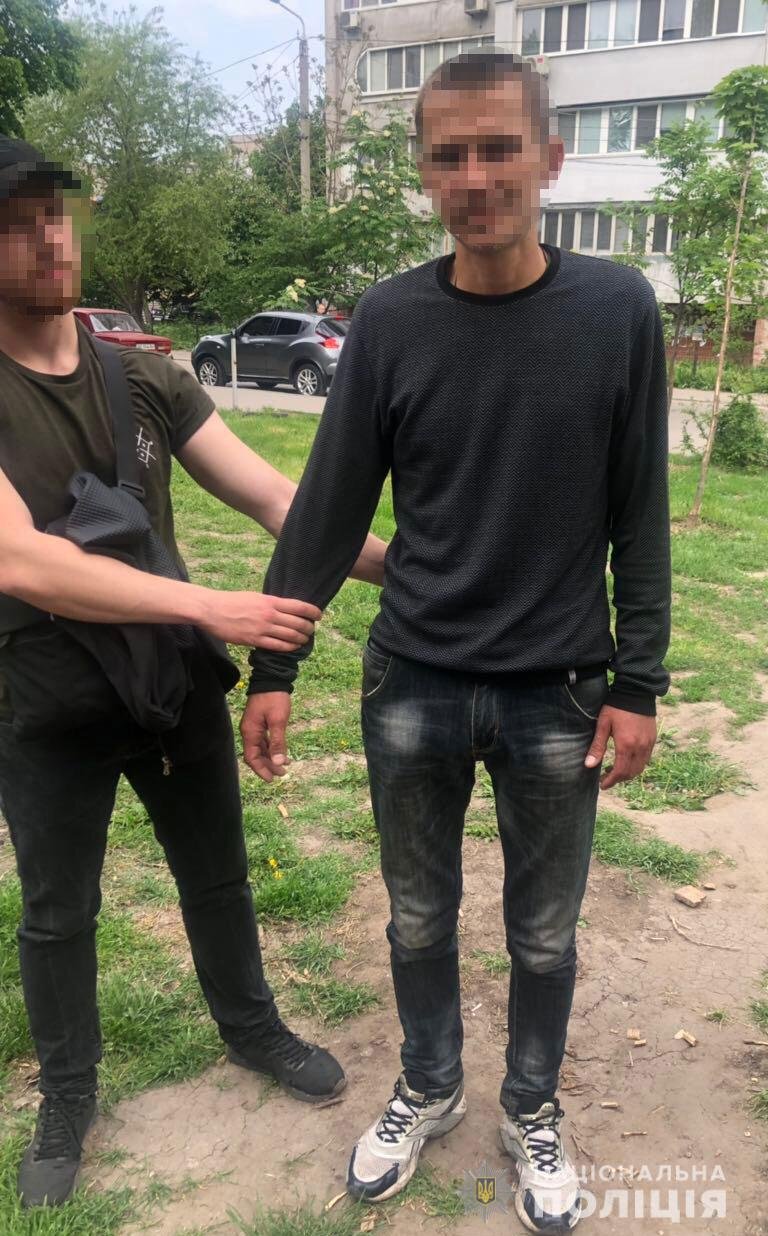 В Днепре мужчина обокрал 68-летнюю женщину в лифте В Днепре мужчина обокрал 68-летнюю женщину в лифте