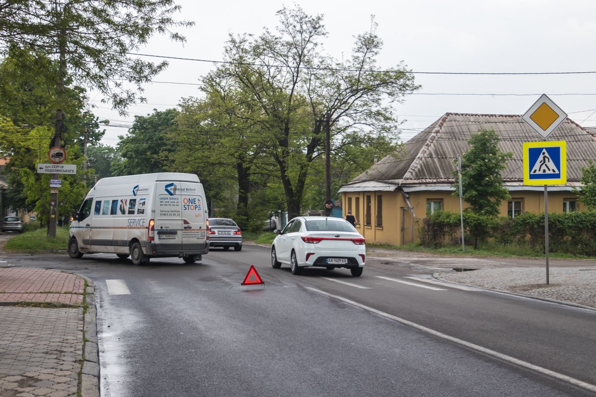 На улице Сечевых Стрельцов (бывшая - Артема) столкнулись Chery и Opel На улице Сечевых Стрельцов (бывшая - Артема) столкнулись Chery и Opel