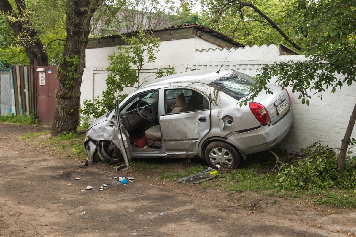 Chery из-за аварии перевернулся и зацепил дерево  Chery из-за аварии перевернулся и зацепил дерево