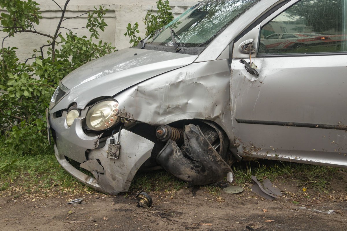 Ее автомобиль также сильно пострадал Ее автомобиль также сильно пострадал