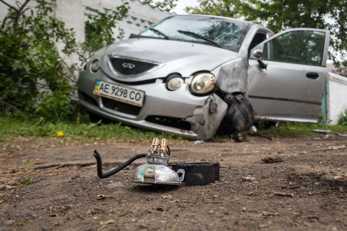 Очевидцы помогли перевернуть машину Очевидцы помогли перевернуть машину