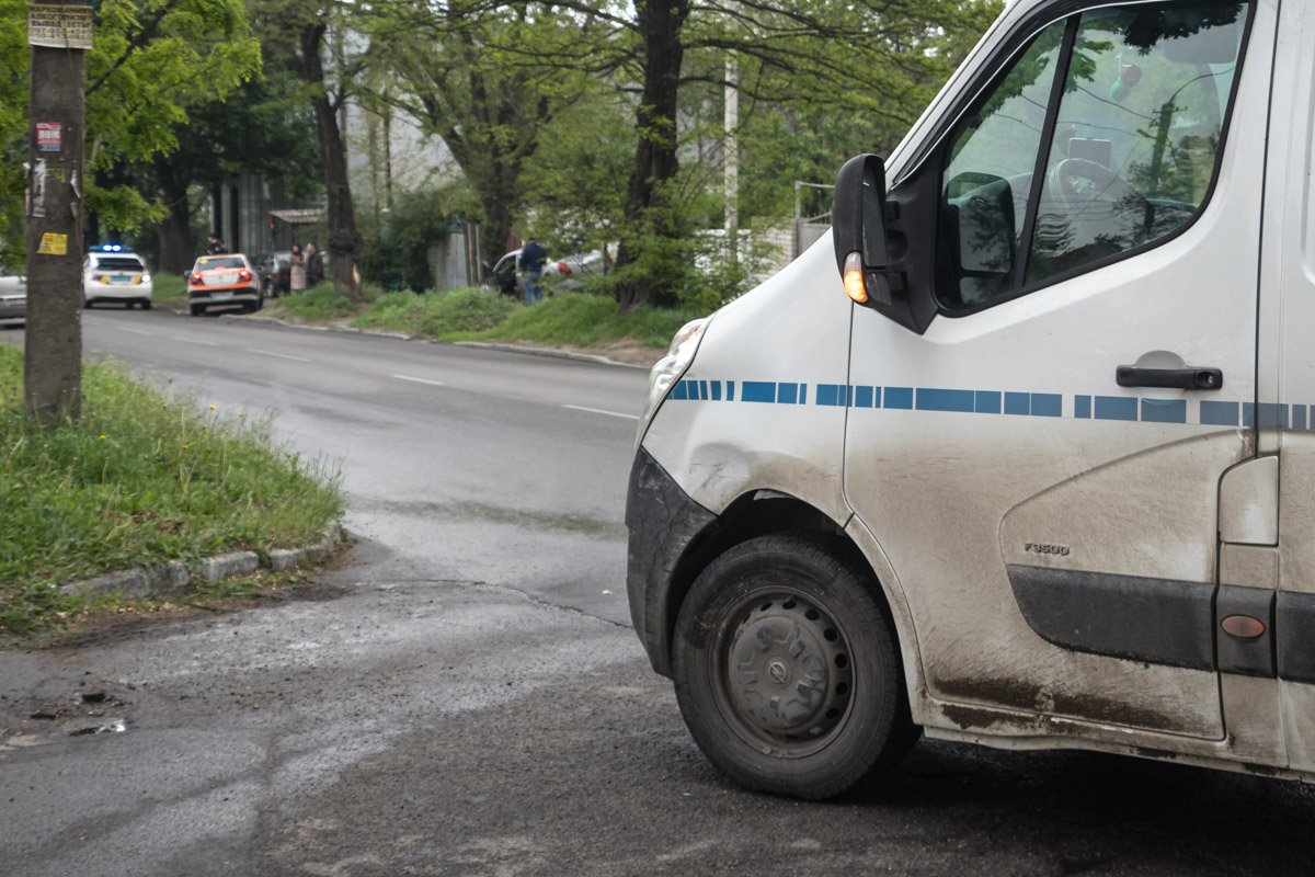 В то же время на Opel от аварии осталось только небольшая вмятина В то же время на Opel от аварии осталось только небольшая вмятина