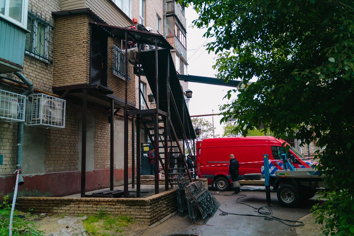 Местный житель построил лестницу для входа в квартиру с улицы