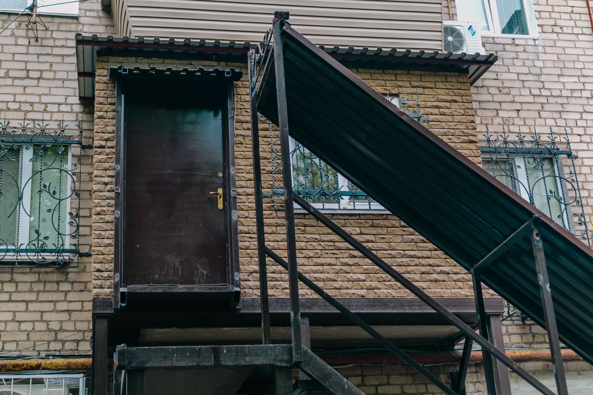 Лестница вела в квартиру на 2-м этаже