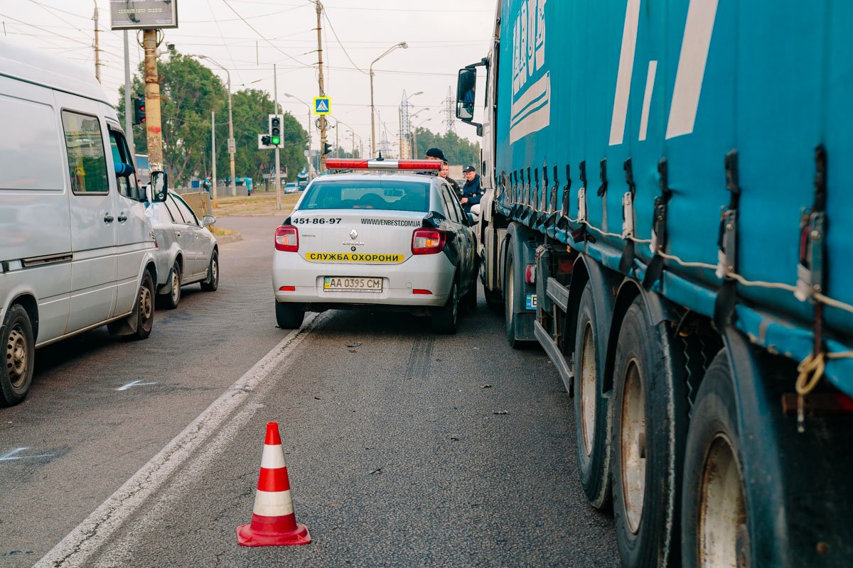 На Донецком шоссе столкнулись 4 автомобиля На Донецком шоссе столкнулись 4 автомобиля
