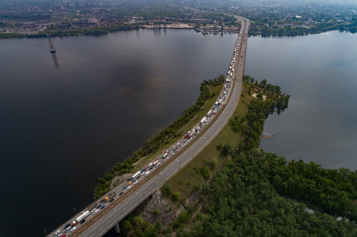 Пробка тянется до Набережной Заводской Пробка тянется до Набережной Заводской
