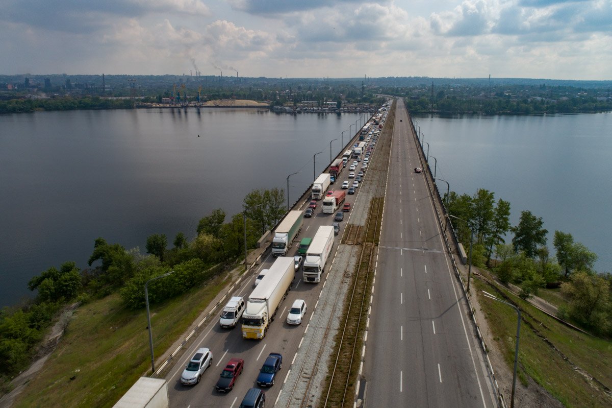 Движение на мосту стоит Движение на мосту стоит