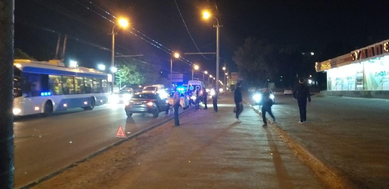 на Калиновой, 45, возле магазина "Будапешт" столкнулись Mitsubishi и мотороллер на Калиновой, 45, возле магазина "Будапешт" столкнулись Mitsubishi и мотороллер