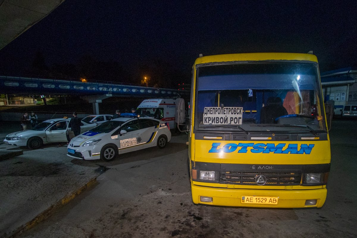 Водитель посигналил женщине, которая стояла на проезжей части, а затем тронулся