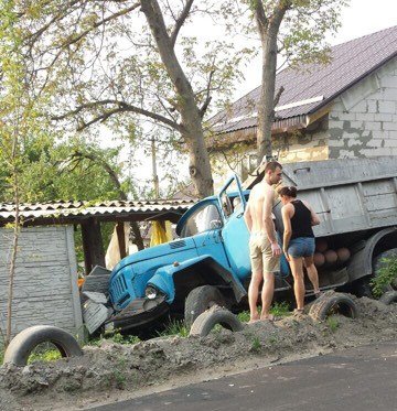 ЗИЛ вылетел в забор частного дома