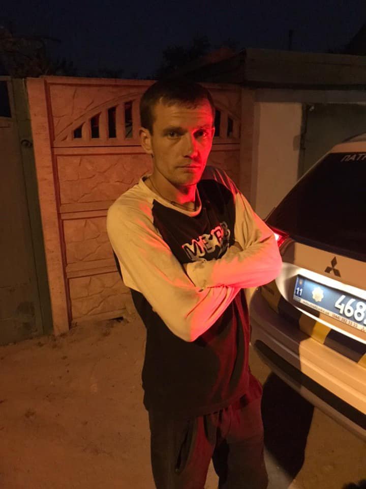 Мужчину задержали, когда он разбирал тротуар на улице Мольера