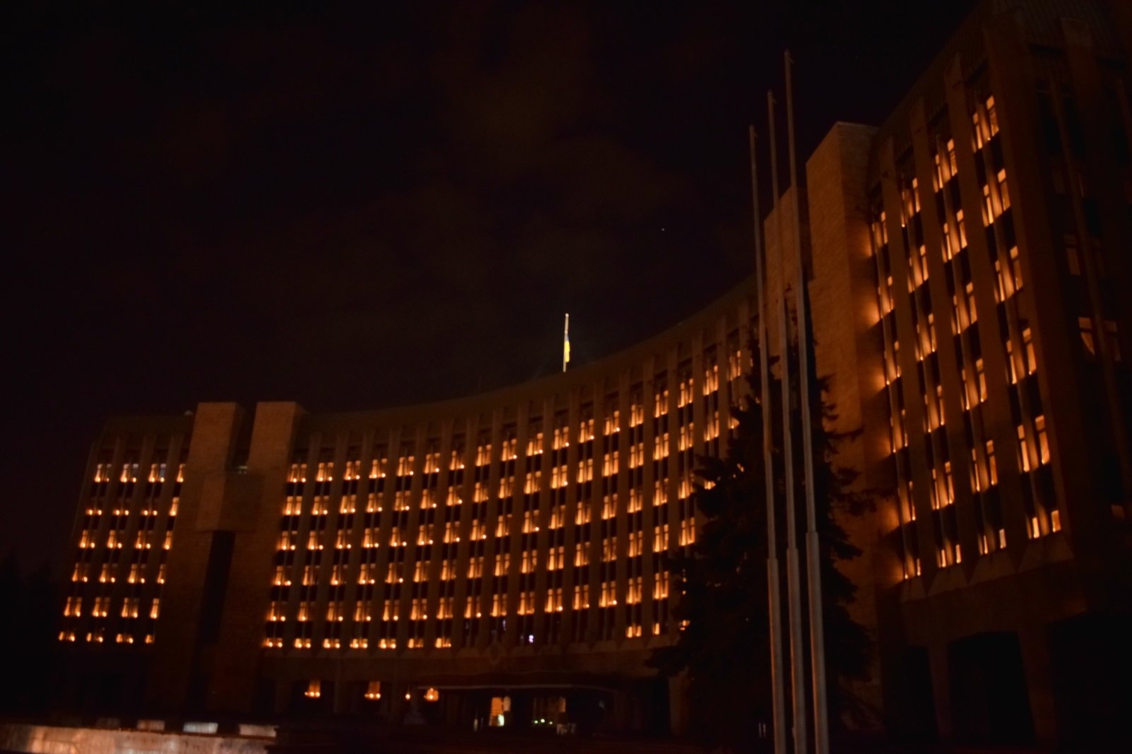 В окнах здание горело около 400 свеч